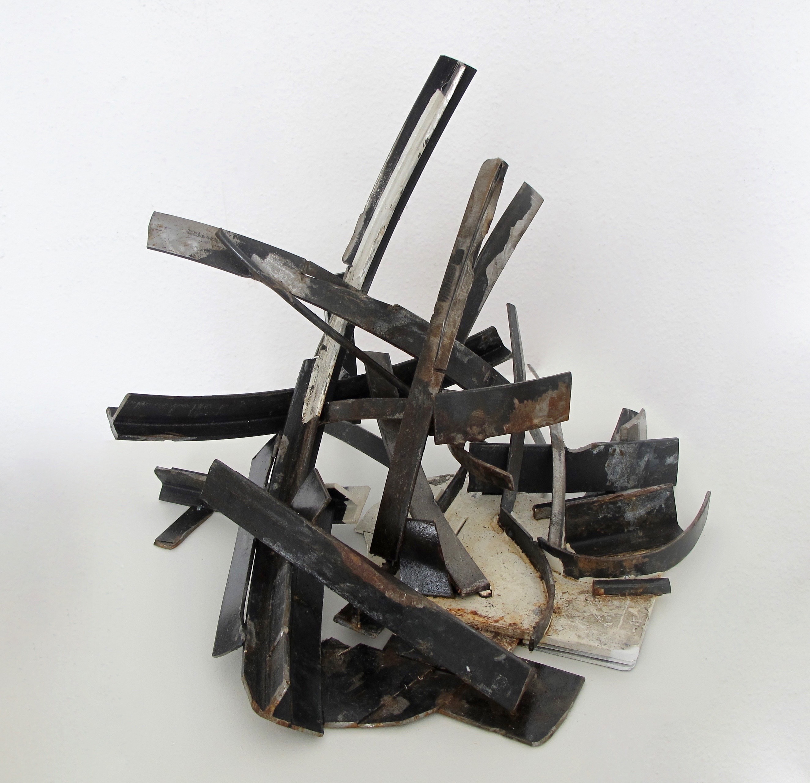 Keren Shalev | Suspended Decomposition | 2019 | Metall | 45 x 45 x 35 cm